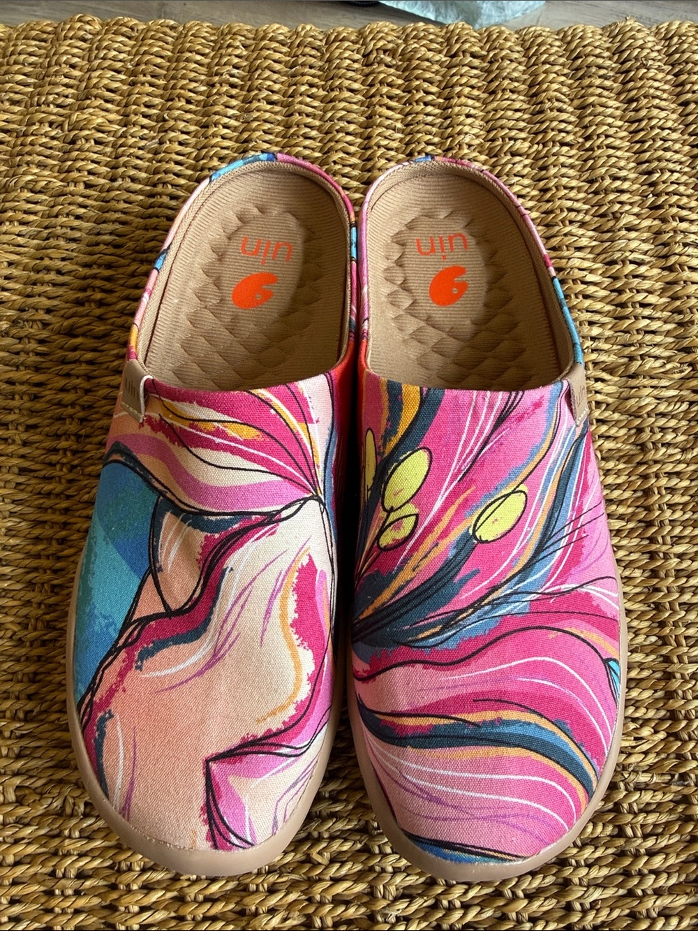 New nwot UIN slippers Lily Blossom mules 7.5